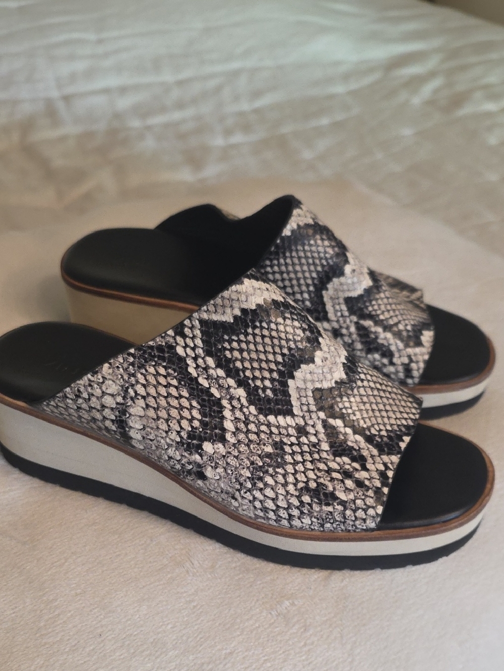 Vince Black & White Snake-Print Wedge Slide Mules Leather Up and Sock 35.5 EU